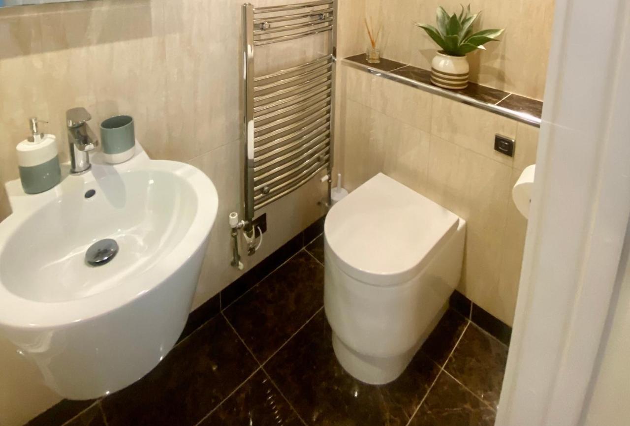 Stunning 2-Bed-2Bath Apt In Whitby With Parking Apartment ภายนอก รูปภาพ