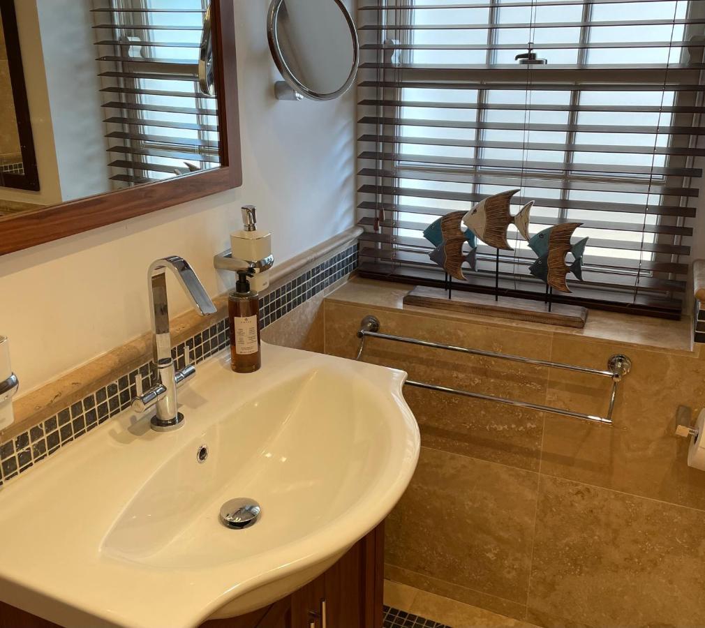 Stunning 2-Bed-2Bath Apt In Whitby With Parking Apartment ภายนอก รูปภาพ