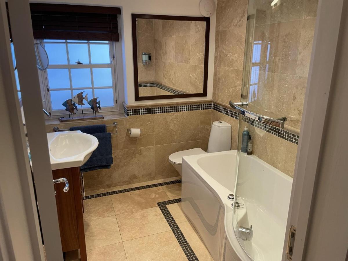 Stunning 2-Bed-2Bath Apt In Whitby With Parking Apartment ภายนอก รูปภาพ